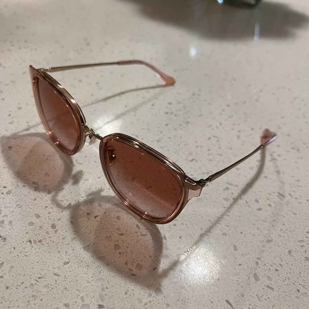NEW Coach sunglasses. Never worn! - Picture 3 of 5